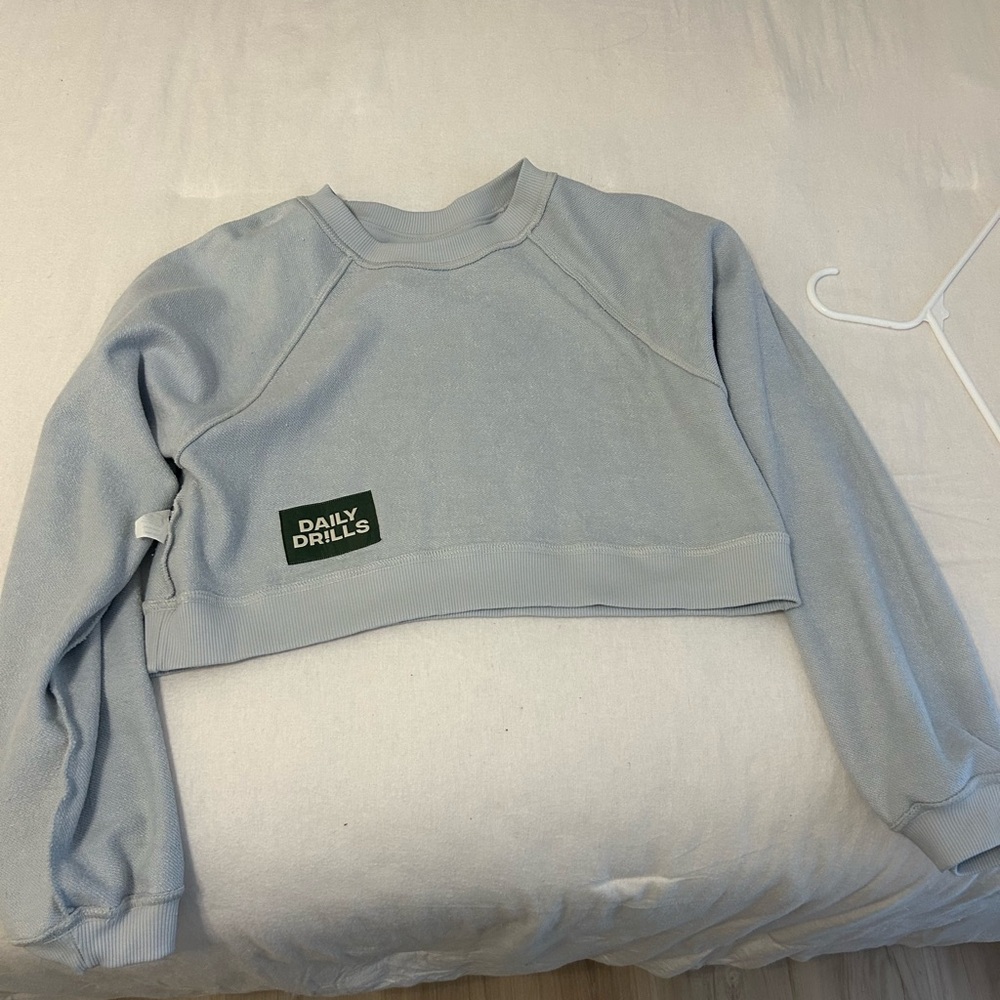 Daily drills cropped crew in light blue nwot